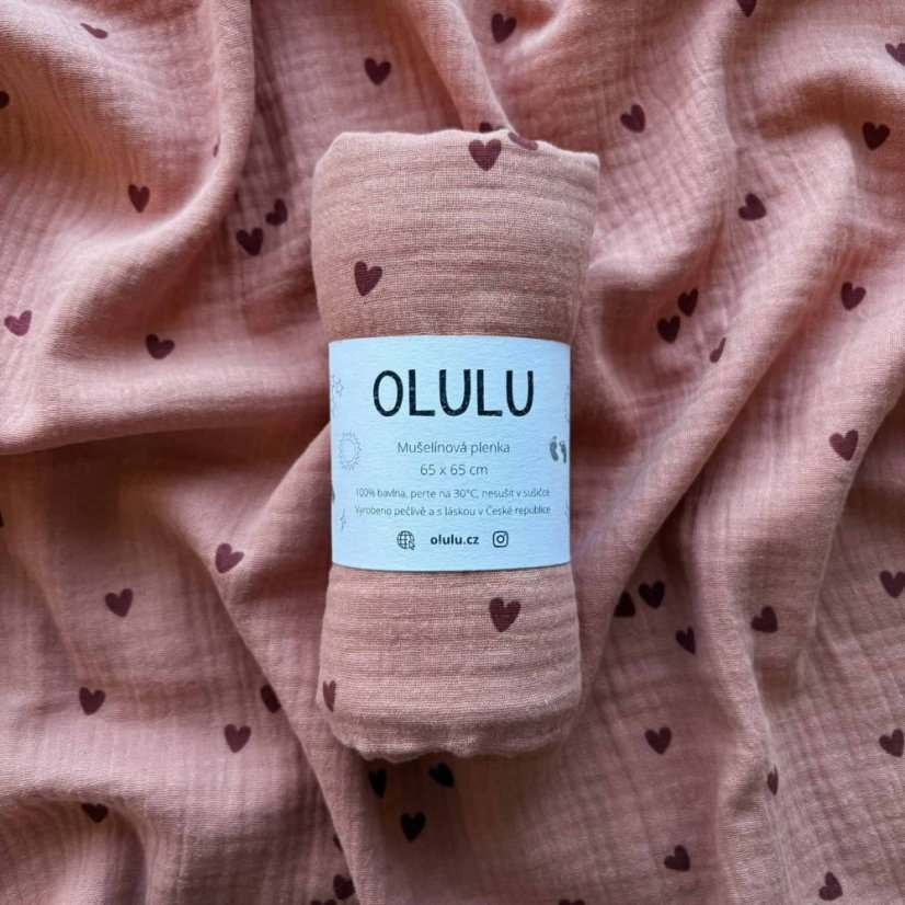 Dárkový set s podložkou - klasická plenka světle růžová a růžová s červenými srdíčky, růžové kousátko, přebalovací podložka duhy
