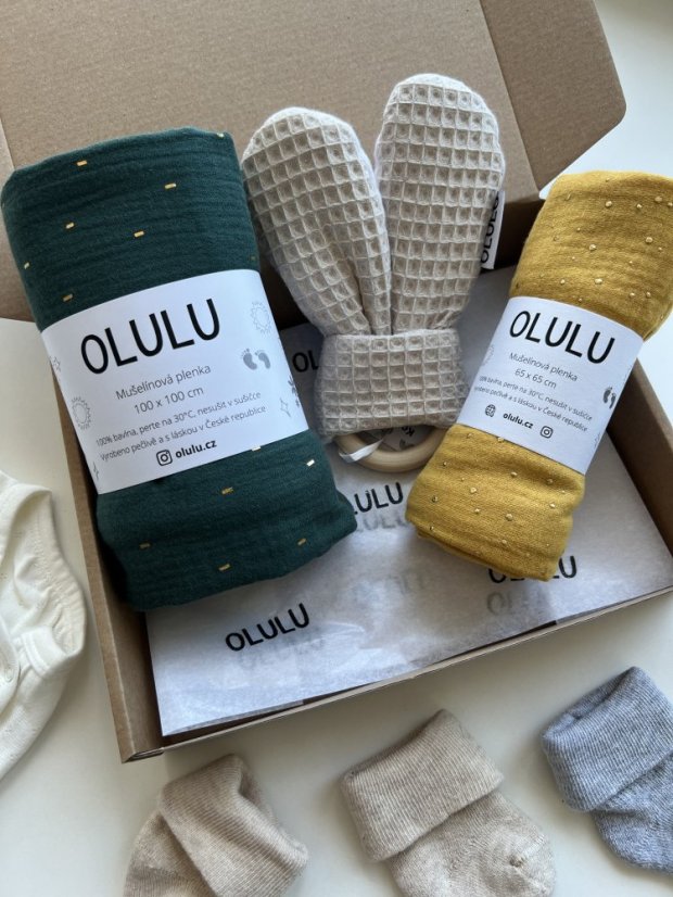 Akční set - zavinovací plenka tmavě zelená se zlatými proužky, klasická okrová se zlatými tečkami, béžové kousátko