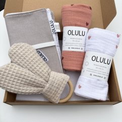 Olulu Dárkový set s podložkou - klasická plenka bílá a růžová s červenými srdíčky, béžové kousátko, přebalovací podložka béžová