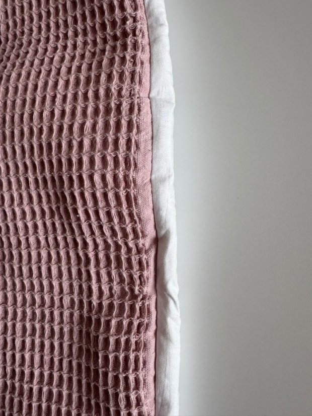 Zavinovačka starorůžová vafle s bílou (vada látky)