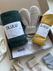 Akční set - zavinovací plenka tmavě zelená se zlatými proužky, klasická okrová se zlatými tečkami, béžové kousátko