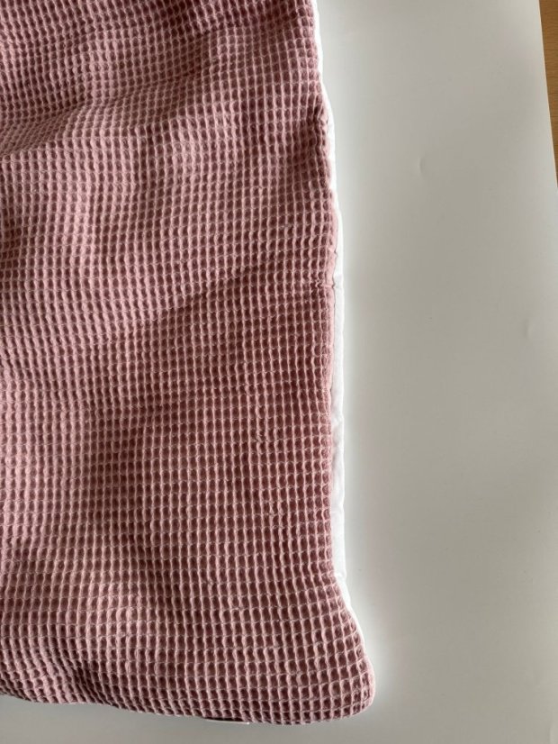 Zavinovačka starorůžová vafle s bílou (vada látky)