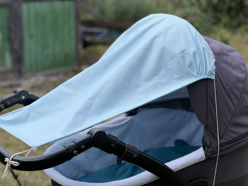 Sluneční clona na kočárek světle modrá