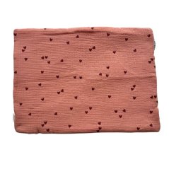 Olulu Mušelínový polštářek tenký růžová s červenými srdíčky Olulu Mušelínový polštářek tenký růžová s červenými srdíčky