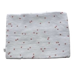 Olulu Mušelínový polštářek tenký bílá s červenými srdíčky Olulu Mušelínový polštářek tenký bílá s červenými srdíčky