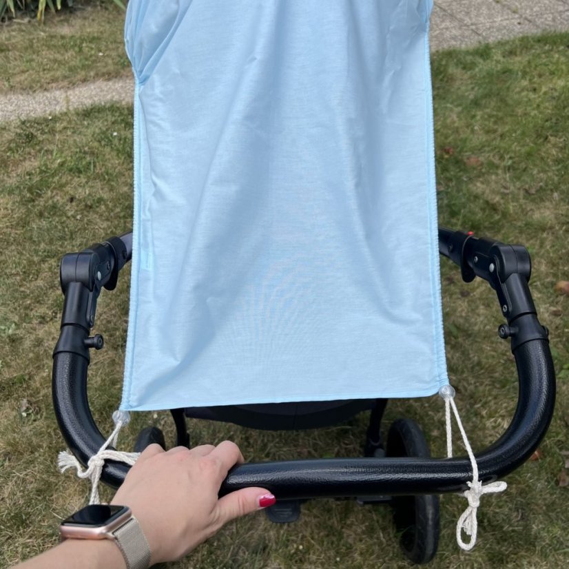 Sluneční clona na kočárek světle modrá