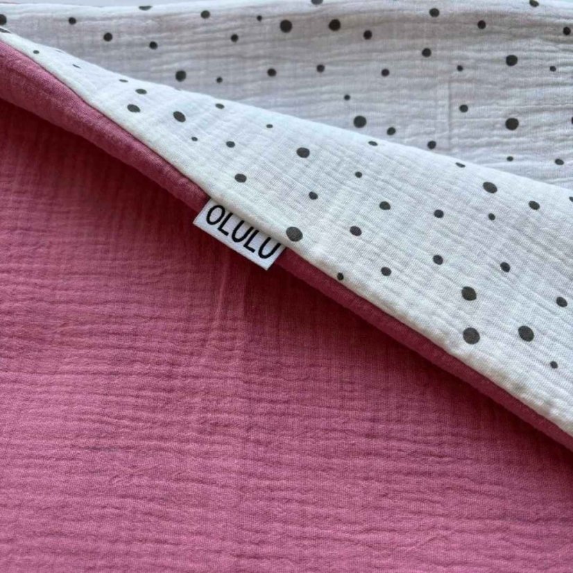 Olulu Mušelínová zateplená dečka bílá s černými puntíky + tmavě růžová