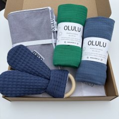 Olulu Dárkový set s podložkou - klasická plenka džínově modrá a zářivě zelená, tmavě modré kousátko, přebalovací podložka šedá Olulu Dárkový set s podložkou - klasická plenka džínově modrá a zářivě zelená, tmavě modré kousátko, přebalovací podložka šedá