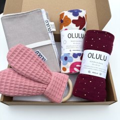 Olulu Dárkový set s podložkou - klasická plenka vínová se zlatými tečkami a barevné květy, růžové kousátko, přebalovací podložka béžová Olulu Dárkový set s podložkou - klasická plenka vínová se zlatými tečkami a barevné květy, růžové kousátko, přebalovací podložka béžová