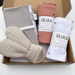 Olulu Dárkový set s podložkou - klasická plenka bílá a růžová s červenými srdíčky, béžové kousátko, přebalovací podložka béžová