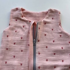 Olulu Zateplený mušelínový spací pytel růžová se srdíčky Olulu Zateplený mušelínový spací pytel růžová se srdíčky