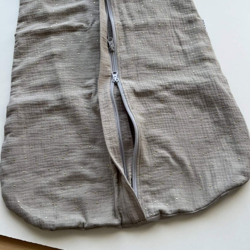 Olulu Lehký mušelínový spací pytel béžová se zlatými tečkami