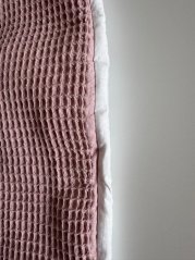 Zavinovačka starorůžová vafle s bílou (vada látky)