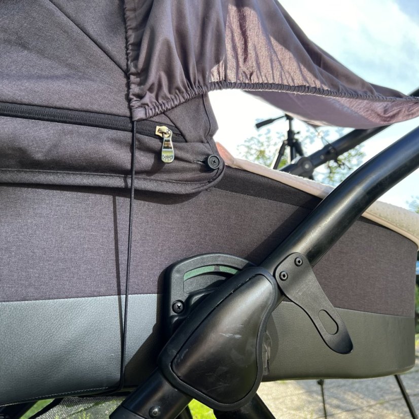 Sluneční clona na kočárek světle modrá