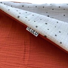 Olulu Mušelínová zateplená dečka bílá s černými puntíky + cihlová